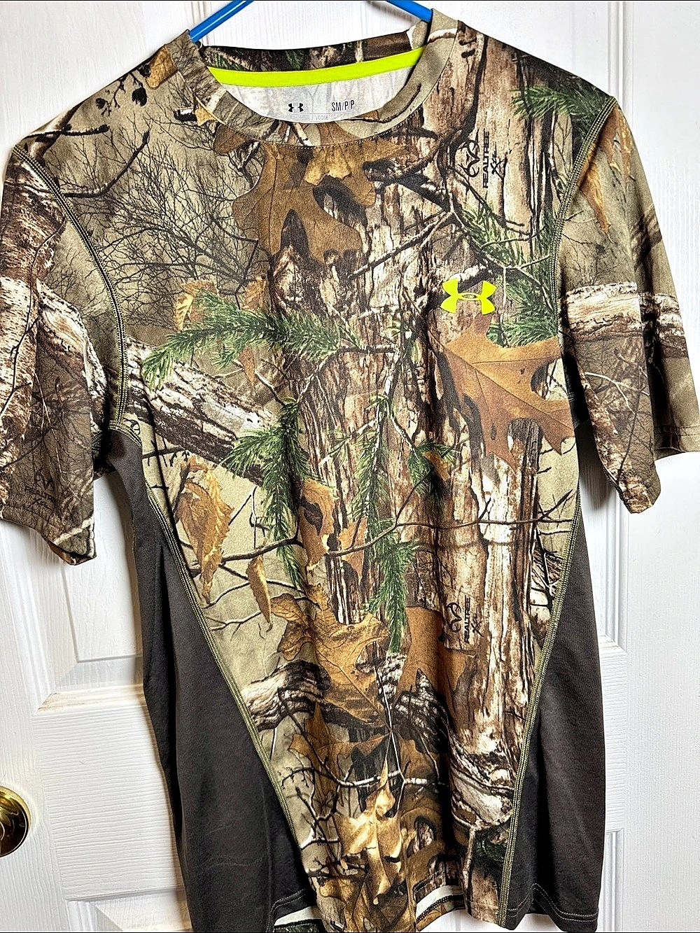 Under Armour Scent Control HeatGear Camo Athletic Shirt Size Medium Like New